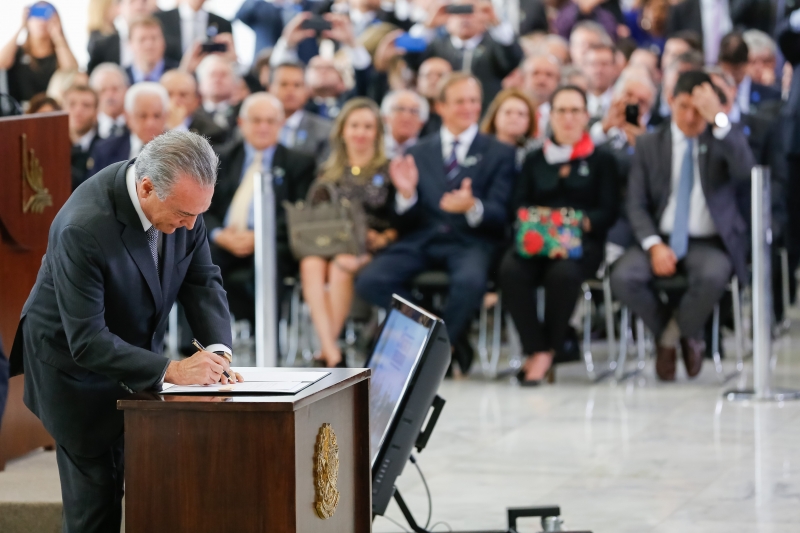 Temer sanciona as leis durante a Cerimônia de Lançamento do Multirão de Renegociação e Sanção de Leis referentes ao Supersimples e ao Salão-Parceiro BETO BARATA/PR/JC
