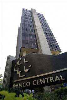 inflação mais favorável que o esperado e a demora na retomada da atividade econômica como motivos para a decisão