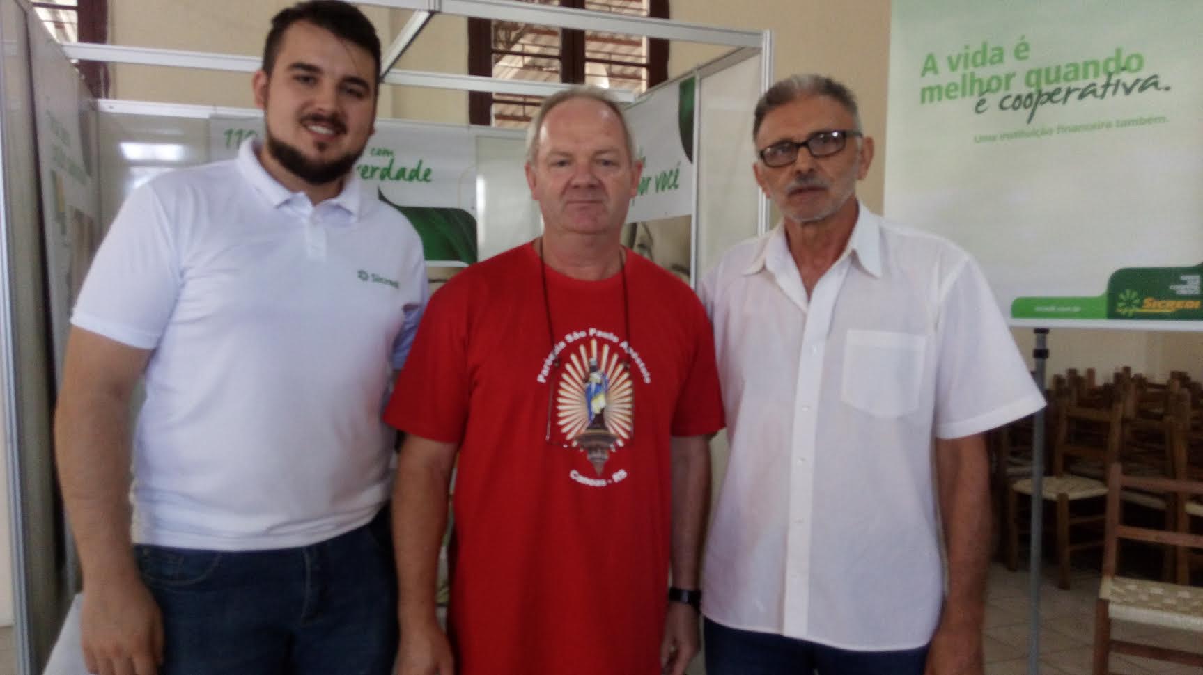 Representante do banco Sicredi, Padre Jorge Lermen e 1º vice presidente, Itamar Barboza da Silva visitando os standes .